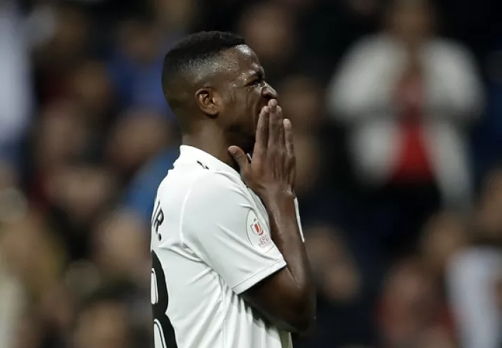 Vinicius tiene dañado el tobillo derecho .