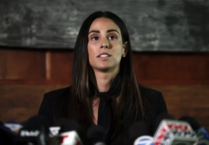 Kelli Tenant en rueda de prensa.