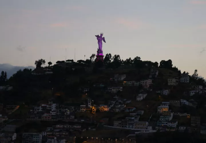 La estatua de la virgen está enclavada en un cerro desde el que se divisa el casco colonial de la urbe. Foto: EFE.