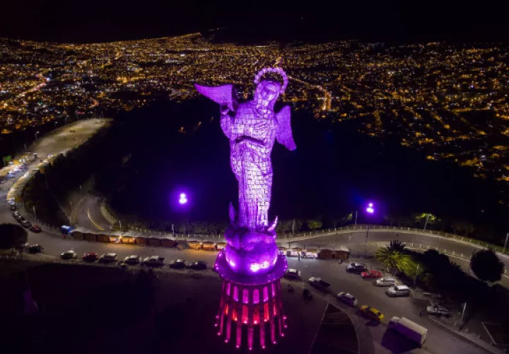 Virgen del Panecillo se iluminó de color rosa como símbolo de la lucha contra el cáncer de mama. Foto: EFE.
