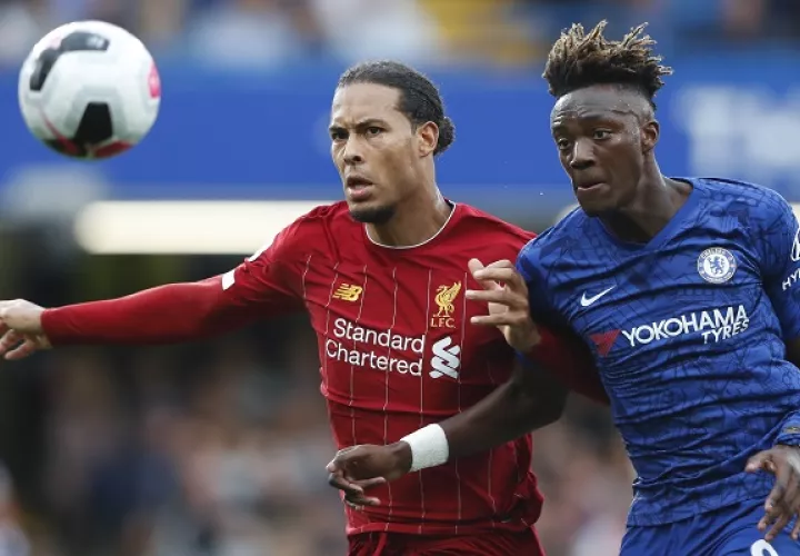 Virgil Van Dijk (izq). Foto:AP
