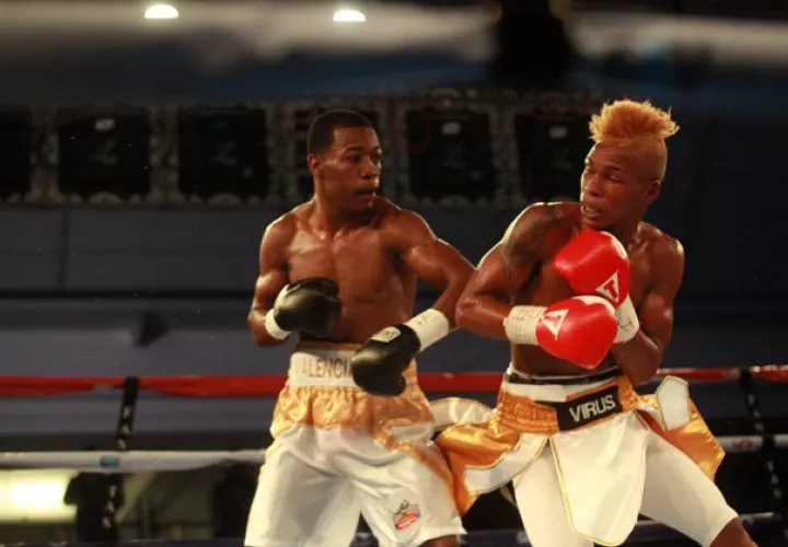 Orlando "El Virus" Mosquera enfrenta a John Valencia (izq.) Foto Anayansi Gamez