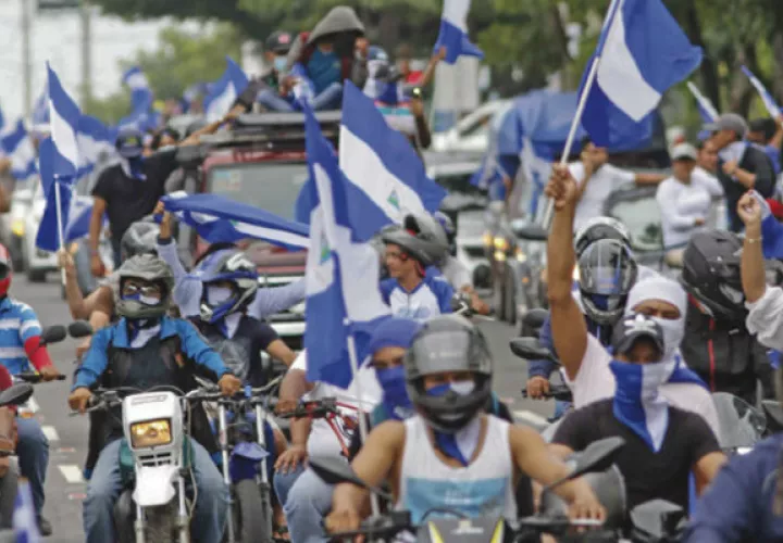 ¡Viva Nicaragua libre”, gritaron los manifestantes, que en su mayoría, van ataviados con la bandera de Nicaragua. Foto: EFE