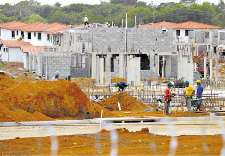 Además de las bajas ventas de casas, se ha acumulado la pérdida de empleos en el sector de la construcción de viviendas en un 12.4%. Foto/Archivo