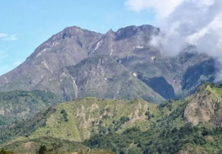El presidente Laurentino Cortizo propuso construir la carretera por el área del Volcán Barú.