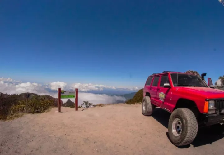 Vehículo 4x4 en la cima del volcán Barú. Foto de archivo