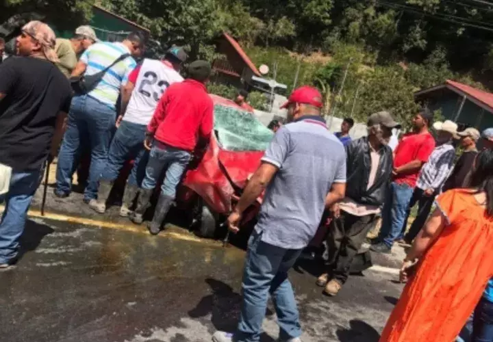 Las mujeres heridas recibieron el apoyo de los conductores y moradores del área y luego de los bomberos. Foto/Mayra Madrid