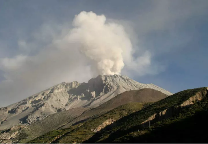 "Nos ha sorprendido y estamos muy preocupados", relató a los medios sobre la nube de ceniza que "cayó muy fuerte" en la mañana de este pasado viernes.