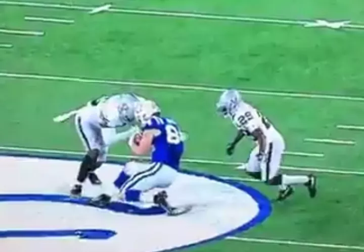 Vontaze Burfict en la jugada contra Jack Doyle. Foto Captura