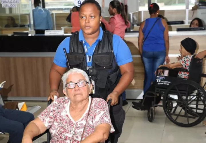 Más de 11 mil funcionarios y miembros de estamentos de seguridad fueron capacitados para ofrecer el trato preferencial. Foto de cortesía