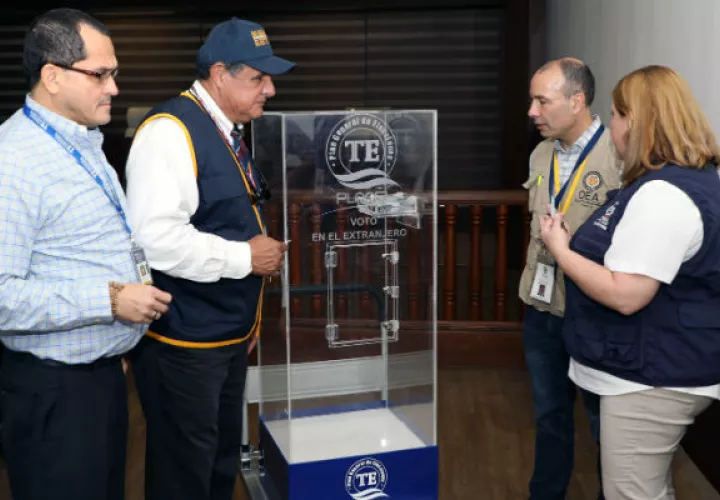 La urna donde se colocó las memorias USB con los datos electrónicos de los votantes fue ubicada en un lugar visible de la Oficina Regional del Registro Civil de Panamá Centro.