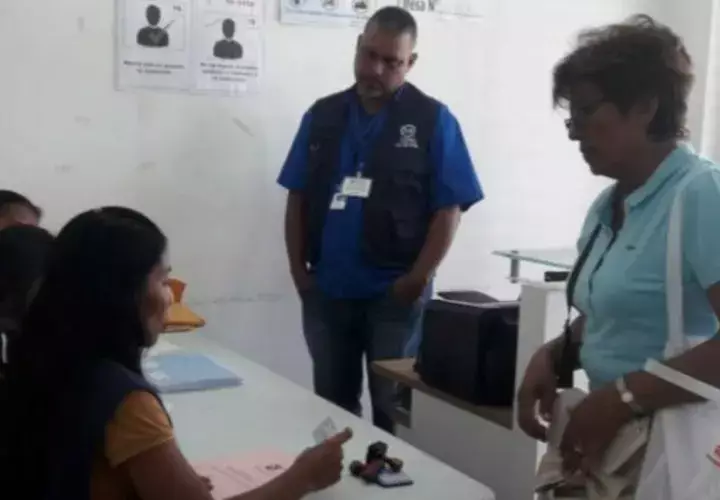 Primera ciudadana en ejercer el voto anticipado. Cortesía