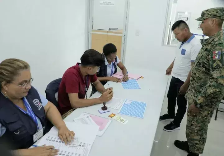 Efectivos del Servicio Nacional de Fronteras (Senafront) ejercieron su derecho al sufragio por medio del Voto Adelantado en Metetí, provincia de Darién.