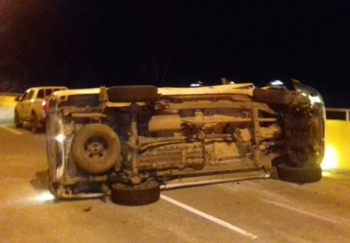  El conductor del vehículo pick up perdió el control a la altura del puente en la doble vía que va de David a Dolega, Foto/Mayra Madrid