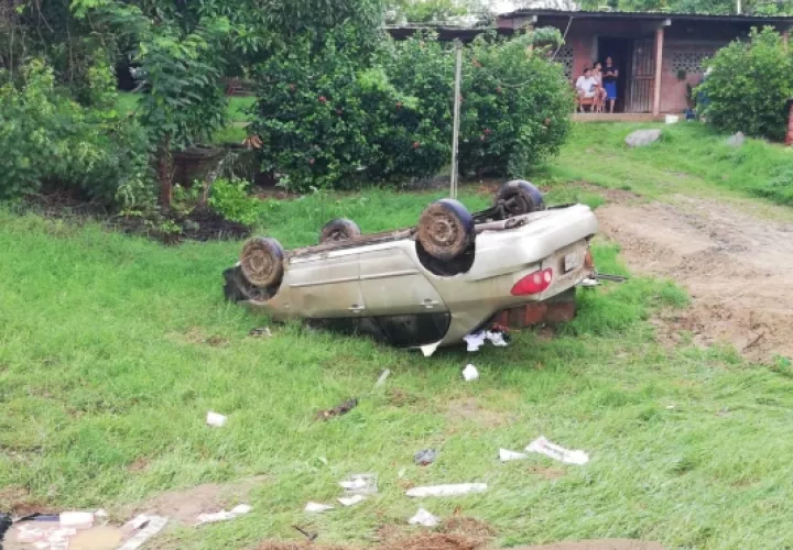  El conductor resultó con heridas tras el accidente, y fue atendido por personal del 911 quienes lo trasladaron a recibir atención médica. Foto/Thays Domínguez
