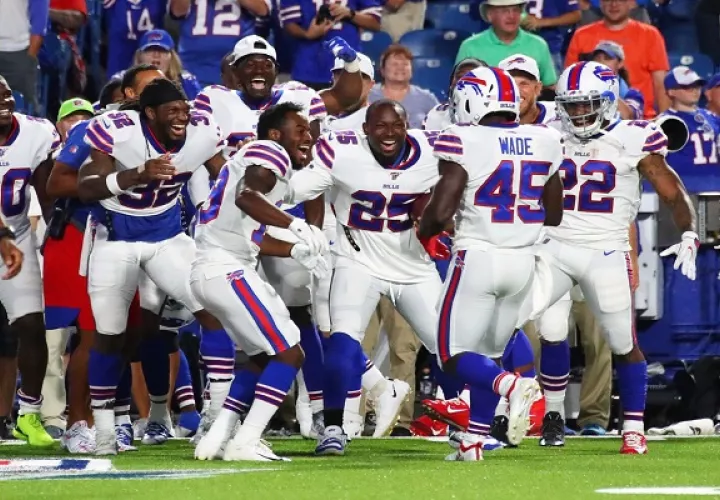 Christian Wade es recibido por sus compañeros . Foto:@NFLUK ·