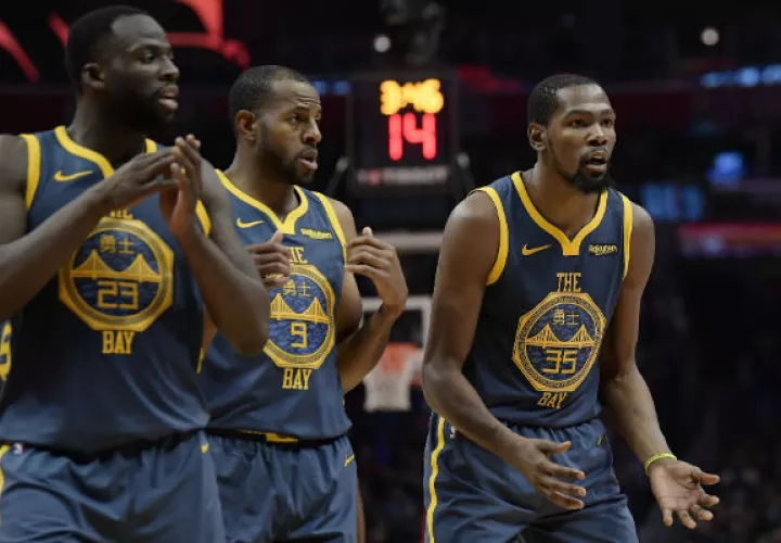 Kevin Durant (der.), Draymond Green (izq.) y  Andre Iguodala de los Warriors. Foto:AP 
