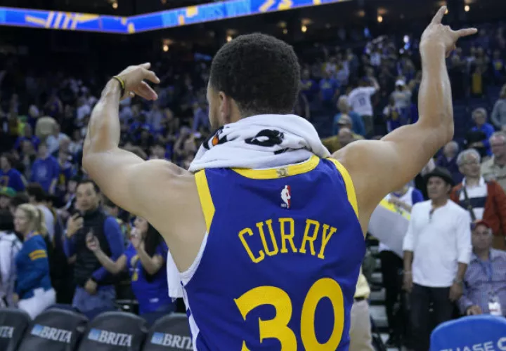 Stephen Curry celebra el título de división. Foto:AP