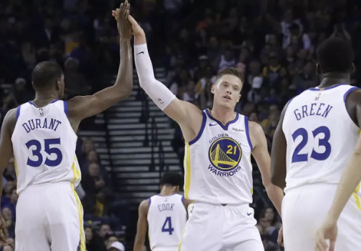Los jugadores de Warriors festejan. Foto:AP