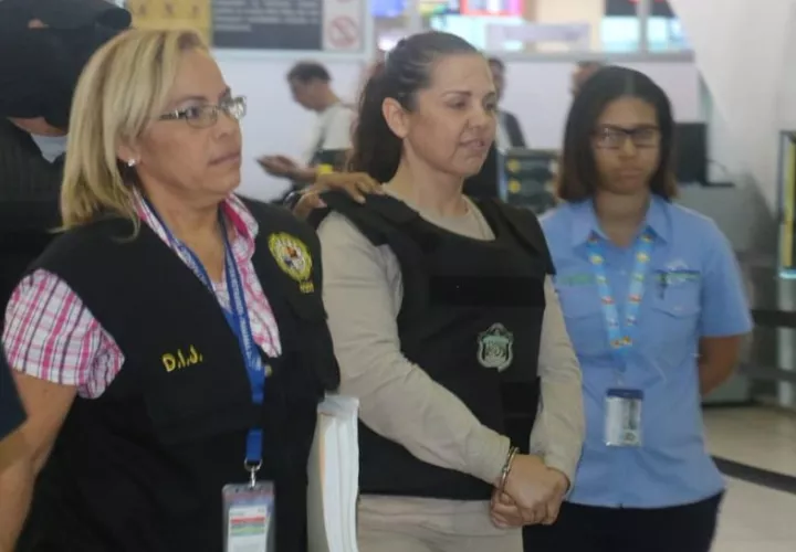 La mexicana Wendy Larrañaga (centro) fue custodiada en la terminal aérea por unidades de Interpol y el Bloque de Búsqueda de la Policía Nacional. Foto @ProtegeryServir