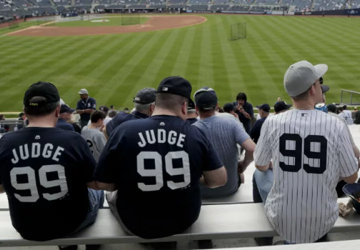 Aficionados con la camiseta 99 de Aaron Judge de los Yanquis.Foto:AP