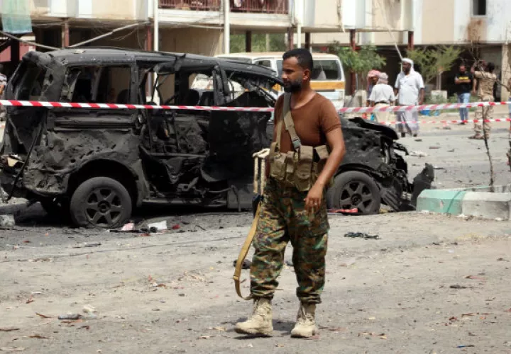 Un soldado yemení pasa al lado de un carro bomba detonado. Foto: EFE
