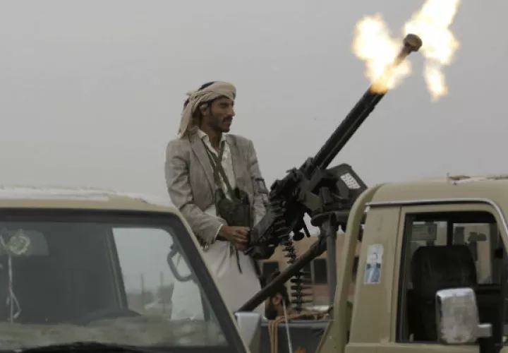 Un rebelde hutíe  hace disparos en Sanaa. Foto: AP