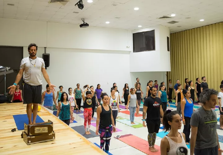 Panamá hace yoga. 