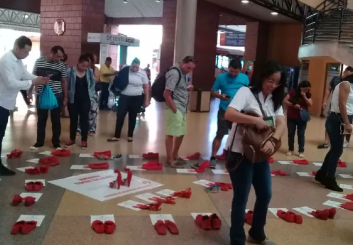 Zapatos Rojo en Albrook y la Cinta Costera para exigir alto a la violencia contra la mujer. Foto/Cortesía