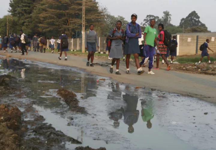 Los residentes de Harare saltan sobre fétidos charcos por el brote de cólera en Zimbabue. AP