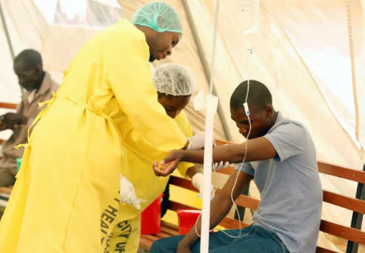 Un posible paciente de cólera es atendido en el hospital para enfermedades infecciosas en Zimbabue. EFE
