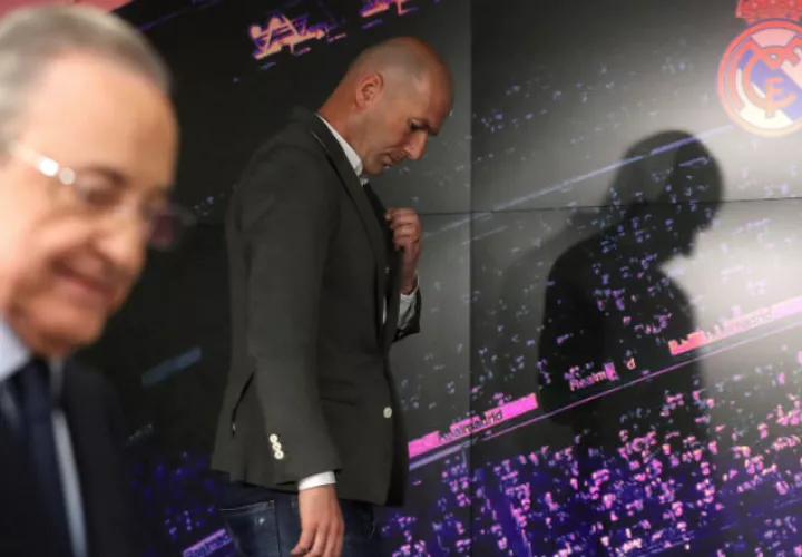 Florentino Pérez, presidente del Real Madrid y Zinedine Zidane durante su presentación. Foto EFE