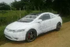 Recuperan auto que anteriormente era de color negro pintado de blanco 