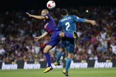 Iniesta, con una contusión en la pierna derecha, baja para la Supercopa