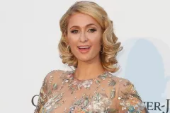 Paris Hilton: Maternidad y amor a los 40