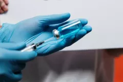 Prevenir la encefalitis es otra de las razones para vacunarse contra la covid-19
